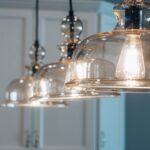 Een moderne keuken met een stijlvol design luminaire dat functioneel en decoratief is.