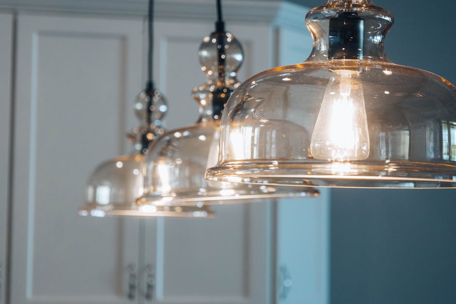Een moderne keuken met een stijlvol design luminaire dat functioneel en decoratief is.