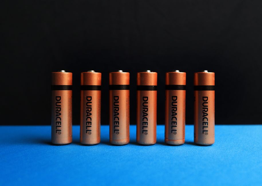 Een technicus sluit een thuisbatterij aan in een moderne woning, met aandacht voor veiligheid en efficiëntie.